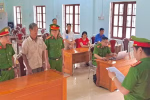 Cơ quan công an đọc lệnh khởi tố, bắt tạm giam đối với La Văn Minh. (Ảnh: Công an tỉnh Hà Giang)