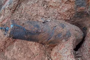 Khối kim loại nghi là bom tại thôn Yên Sơn, xã Lãng Công (Sông Lô). Ảnh: Thiệu Vũ