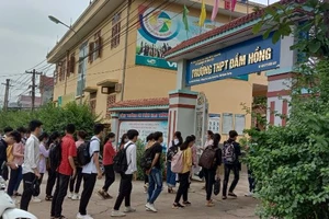 Học sinh Tuyên Quang được đo thân nhiệt khi đến trường. Ảnh: Sở GD&ĐT Tuyên Quang