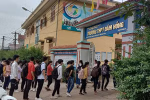 Học sinh Tuyên Quang được đo thân nhiệt khi đến trường. Ảnh: Sở GD&ĐT Tuyên Quang