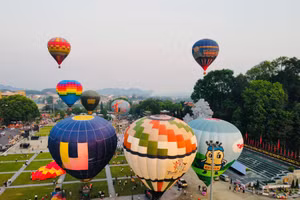 Lễ hội khinh khí cầu quốc tế lần thứ 3 tỉnh Tuyên Quang thu hút đông đảo du khách tham quan, trải nghiệm.
