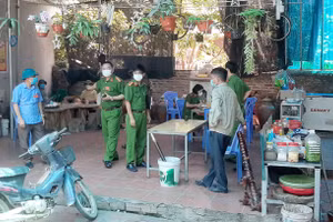 Lực lượng chức năng phường Hội Hợp, thành phố Vĩnh Yên bắt quả tang và lập biên bản tại hiện trường. Ảnh: Việt Cường.