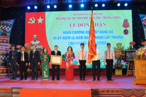 Thừa ủy quyền của Chủ tịch nước, Thứ trượng Bộ GD&ĐT Ngô Thị Minh trao tặng Huân chương Độc lập hạng Ba cho Trường Dự bị ĐH Dân tộc Trung ương