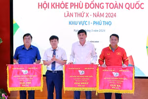 Ông Nguyễn Thanh Đề - Vụ trưởng Vụ Giáo dục Thể chất, Bộ GD&ĐT trao giải Nhất, Nhì, Ba cho các đoàn đạt thành tích tại môn Bơi.