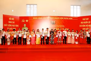 Bí thư Tỉnh ủy Vĩnh Phúc Hoàng Thị Thúy Lan trao quyết định và tặng hoa chúc mừng các đảng viên mới.