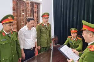 Cơ quan Công an đọc lệnh bắt đối với Cao Mạnh Thắng. Ảnh: Công an tỉnh Hà Giang