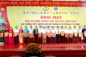 Ban tổ chức trao Cờ lưu niệm cho các đơn vị tham gia Trại hè Hùng Vương 2023.