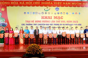 Ban tổ chức trao Cờ lưu niệm cho các đơn vị tham gia Trại hè Hùng Vương 2023.