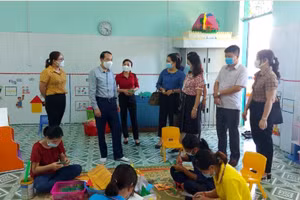 Lãnh đạo UBND tỉnh Hà Giang kiểm tra công tác chuẩn bị cho năm học 2021-2022. Ảnh: Văn Quân 