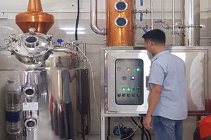 Hỗ trợ đầu tư máy móc tiên tiến trong sản xuất rượu, góp phần phát triển kinh tế cho địa phương