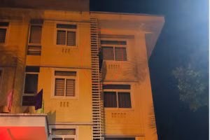 Nam thanh niên có biểu hiện “ngáo đá” trèo lên tầng 4 gào thét. Ảnh: Công an TP Tuyên Quang 