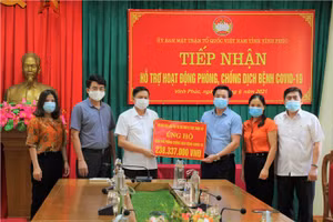 Ông Nguyễn Xuân Viễn - Phó Chủ tịch Ủy ban Mặt trận Tổ quốc tỉnh (thứ ba từ trái sang) tiếp nhận kinh phí hỗ trợ của ngành Giáo dục Vĩnh Phúc.