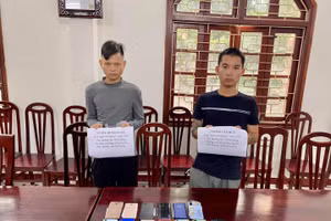 Hai đối tượng bị bắt cùng tang vật. Ảnh: Công an TP Tuyên Quang 