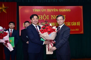 Chủ tịch UBND tỉnh Tuyên Quang Nguyễn Văn Sơn trao Quyết định cho ông Hoàng Minh Cảnh (bìa trái).