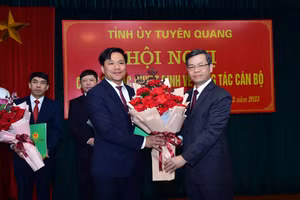 Chủ tịch UBND tỉnh Tuyên Quang Nguyễn Văn Sơn trao Quyết định cho ông Hoàng Minh Cảnh (bìa trái).