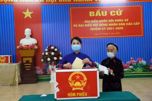 Bí thư Tỉnh ủy Vĩnh Phúc Hoàng Thị Thúy Lan bỏ phiếu tại phường Ngô Quyền, TP. Vĩnh Yên