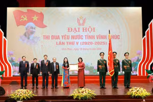 Thừa ủy quyền của Chủ tịch nước, Phó Chủ tịch nước Đặng Thị Ngọc Thịnh trao Huân chương Lao động hạng Ba cho nhân dân và cán bộ tỉnh Vĩnh Phúc