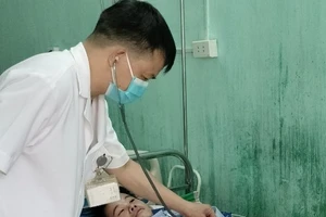 Bác sĩ BVĐK Tuyên Quang chăm sóc cho bệnh nhân Đ. Ảnh: BVCC