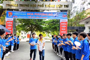 Thí sinh rời điểm thi Trường THPT Việt Trì