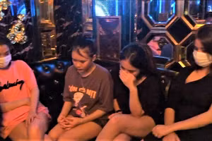 Nhóm đối tượng tụ tập tại quán karaoke Focus KTV. Ảnh: Công an Vĩnh Phúc