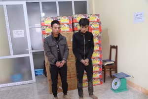 2 đối tượng cùng tang vật. Ảnh: Công an Vĩnh Phúc