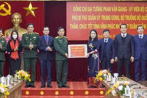 Bộ trưởng Bộ Quốc phòng Phan Văn Giang thăm, chúc Tết Đảng bộ và nhân dân tỉnh Vĩnh Phúc. Ảnh: Khánh Linh