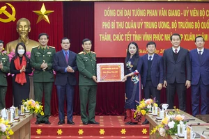 Bộ trưởng Bộ Quốc phòng Phan Văn Giang thăm, chúc Tết Đảng bộ và nhân dân tỉnh Vĩnh Phúc. Ảnh: Khánh Linh