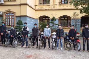 Nhóm thanh thiếu niên nẹt bô, đánh võng bị CSGT tóm gọn. Ảnh: Hoàng Duynh (Bắc Quang)