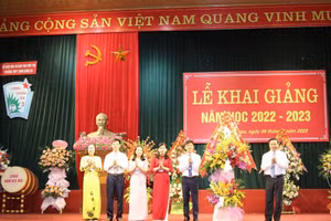 Ông Phan Trọng Tấn – Phó Chủ tịch UBND tỉnh Phú Thọ (bìa phải) tặng hoa chúc mừng nhà trường nhân dịp khai giảng năm học 2022 – 2023.