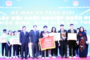 Thứ trưởng Ngô Thị Minh, Bí thư T.Ư Đoàn TNCS Hồ Chí Minh Nguyễn Tường Lân và Phó Chủ tịch UBND tỉnh Vĩnh Phúc Nguyễn Văn Khước trao giải nhất cho đội thi trường THPT Trần Phú.