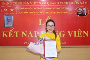 Đặng Thị Thu Hiền là 1 trong 109 sinh viên và nghiên cứu sinh được nhận giải thưởng Sao tháng Giêng.