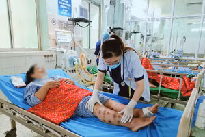 Nữ bệnh nhân xuất hiện các đốm đen ở chân sau khi tiêm canxi. Ảnh: BVĐK Tuyên Quang