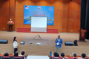 Ông Gabriel Hurst – Trợ lí tùy viên văn hóa Mỹ tại Việt Nam giao lưu với học sinh Trường THPT Chuyên Vĩnh Phúc