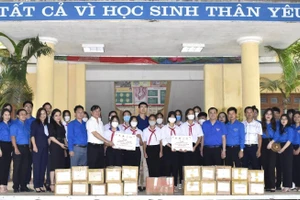 Các đơn vị tặng tặng sách cho Trường Tiểu học Trung Sơn và trường THCS Trung Sơn, huyện Yên Sơn.