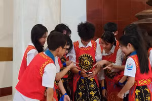 Học sinh Phú Thọ hào hứng với ứng dụng “Truy tìm cổ vật”.