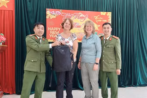 Công an nhanh chóng tìm kiếm, trao trả tài sản cho du khách.