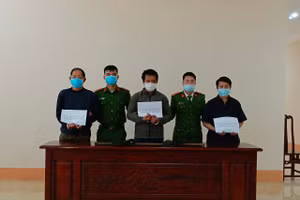 Các đối tượng cùng tang vật tại cơ quan điều tra Công an huyện Mèo Vạc. Ảnh: Minh Giàng