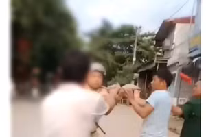 Nhóm người truy đuổi chiến sĩ CSGT huyện Yên Minh. Ảnh cắt từ clip