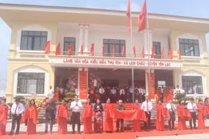 Các đại biểu cắt băng khánh thành Thiết chế Văn hóa - Thể thao làng Thụ Ích.