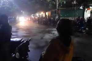 Nhiều người dân hiếu kì đến theo dõi vụ việc