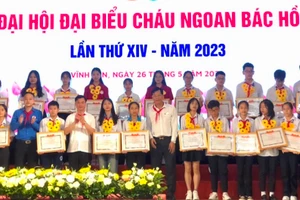 Lãnh đạo TP Vĩnh Yên tặng Giấy khen cho học sinh đạt thành tích xuất sắc