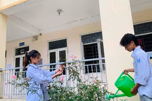 2 em học sinh Nhi và An được nhà trường tuyên dương vì hành động dũng cảm.