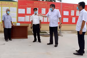 Bí thư Thành ủy Vĩnh Yên Nguyễn Ngọc Bình kiểm tra tại khu vực bỏ phiếu TDP Tiên Sơn, phường Hội Hợp