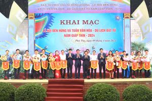 Ban Tổ chức tặng hoa và trao cờ lưu niệm cho các địa phương, đơn vị tham gia các hoạt động văn hóa, thể thao, du lịch.