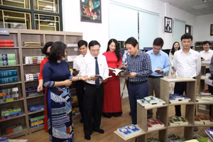 Các đại biểu tham quan thư viện Trường THCS Tô Hiệu, thành phố Vĩnh Yên. Ảnh: Dương Chung
