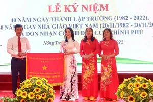 Thừa ủy quyền của Thủ tướng Chính phủ ông Hồ Đại Dũng - Phó Chủ tịch UBND tỉnh Phú Thọ trao Cờ thi đua cho Trường Tiểu học Đinh Tiên Hoàng.