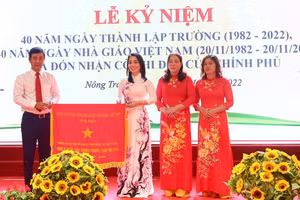 Thừa ủy quyền của Thủ tướng Chính phủ ông Hồ Đại Dũng - Phó Chủ tịch UBND tỉnh Phú Thọ trao Cờ thi đua cho Trường Tiểu học Đinh Tiên Hoàng.