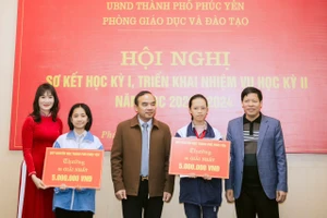 Lãnh đạo thành phố và Phòng GD&ĐT Phúc Yên khen thưởng cô và trò đạt thành tích cao trong kỳ thi HSG lớp 9 cấp tỉnh năm học 2023-2024.