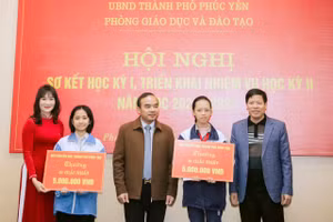 Lãnh đạo thành phố và Phòng GD&ĐT Phúc Yên khen thưởng cô và trò đạt thành tích cao trong kỳ thi HSG lớp 9 cấp tỉnh năm học 2023-2024.