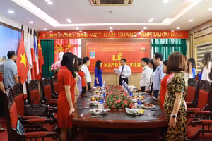 Lễ kết nạp Đảng viên diễn ra tại Trường Đại học Hùng Vương.